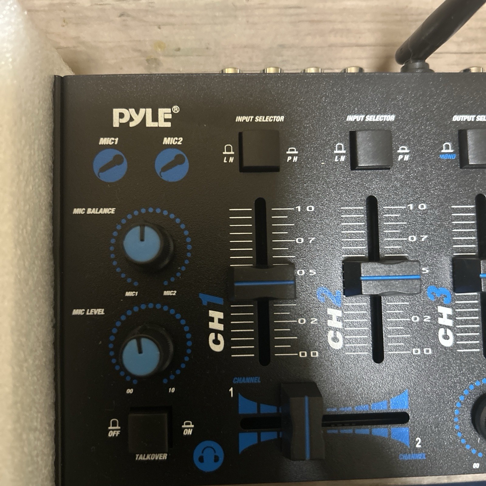 Pyle PKSCRD208 Bluetooth Mini Audio Interface Podcast Mixer Sound Card