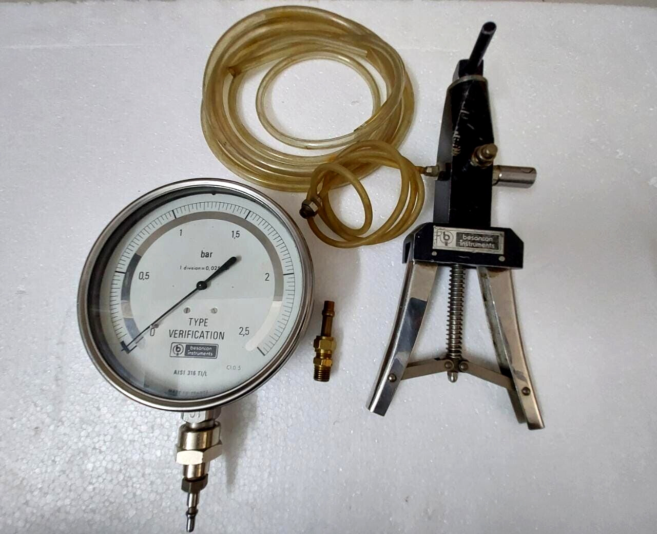 Besancon instruments Hand held test pump Pressure calibrator