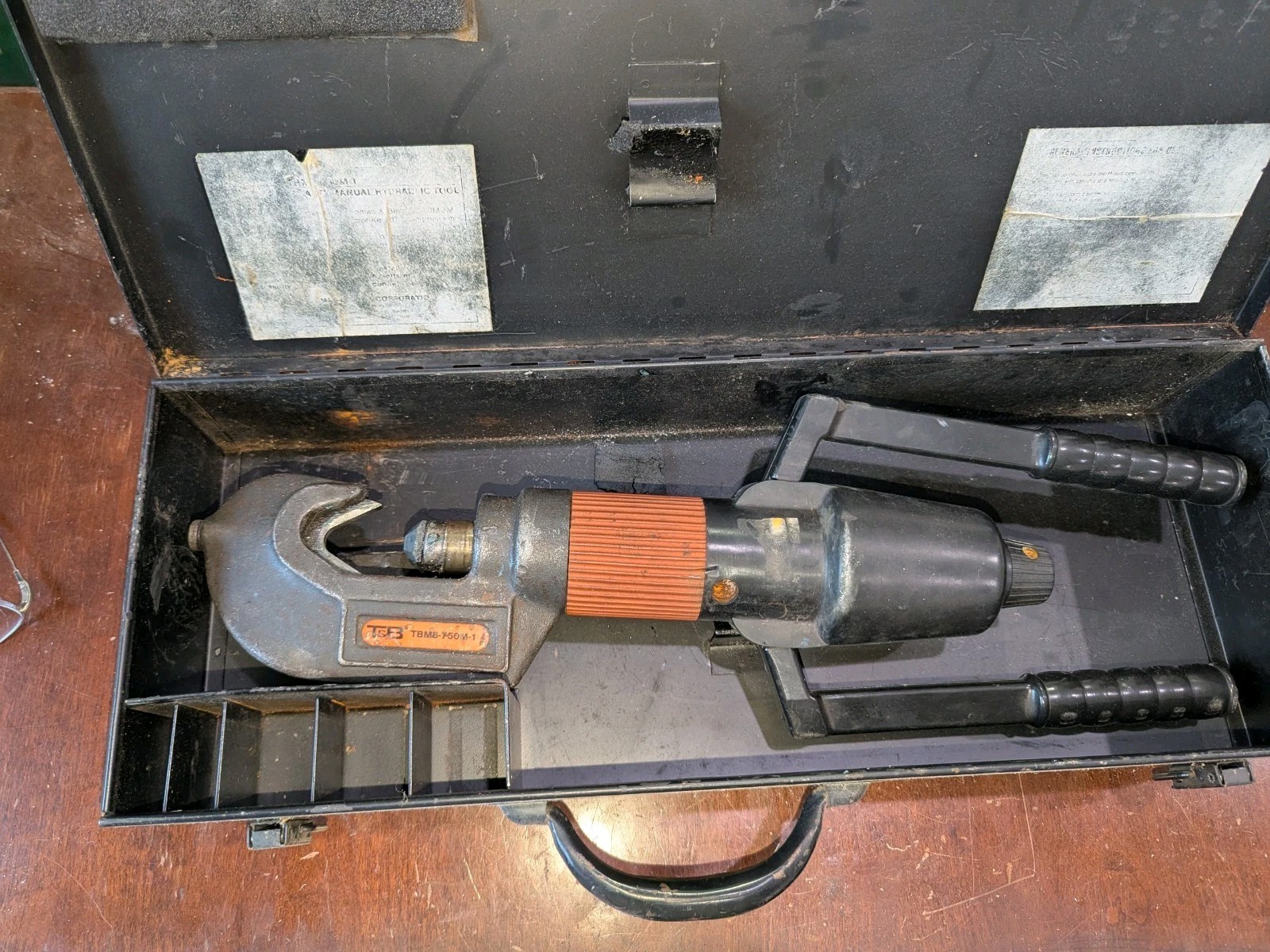 Thomas & Betts TBM8-750M-1 Smart Hydraulic Crimping Tool in Case. Used