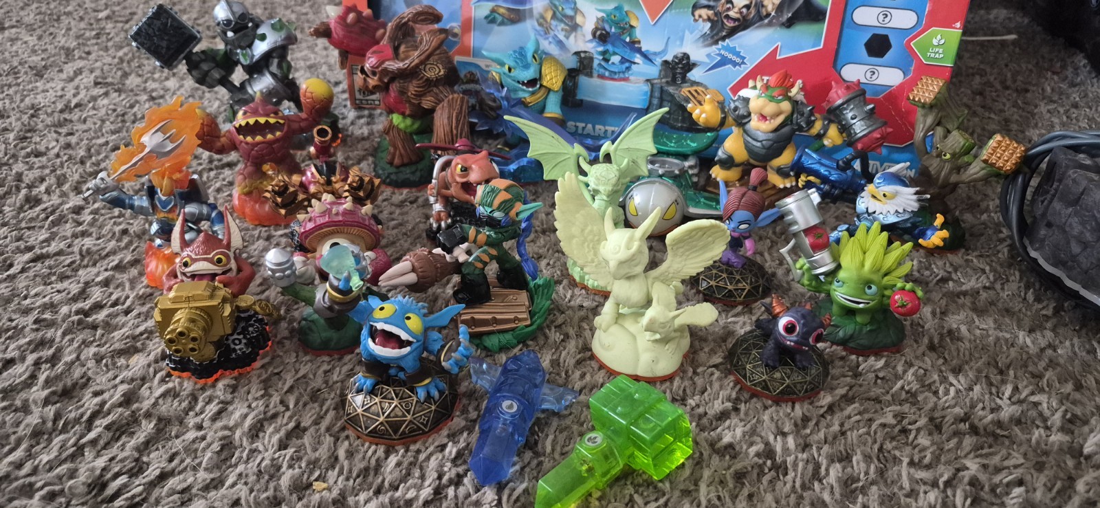 20 Skylanders Figures w/ 3 Portals, 3 Wii Games