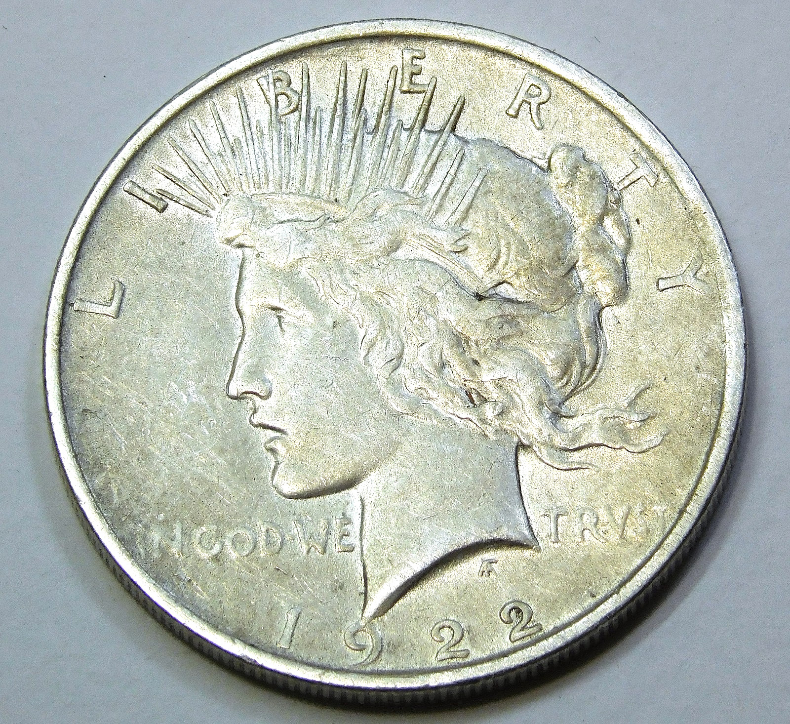 1922 Peace Silver Dollar XF/AU Bright luster in saflip #R377