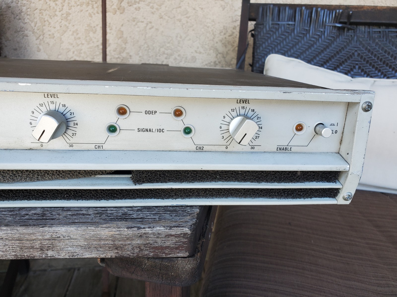 Crown Macro-Tech 2402 Power Amplifier Working Well Big Power Video