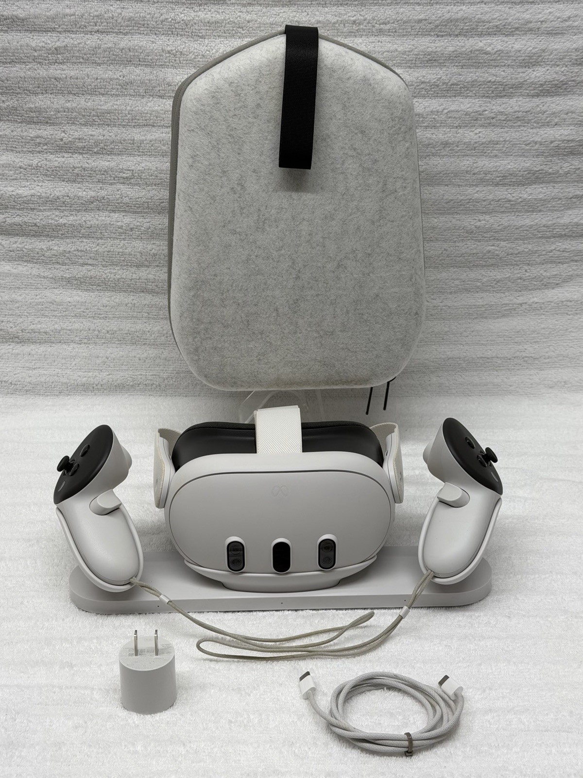 Meta Quest 3 512GB VR Headset w/ Meta Charging Dock W7Z & Case