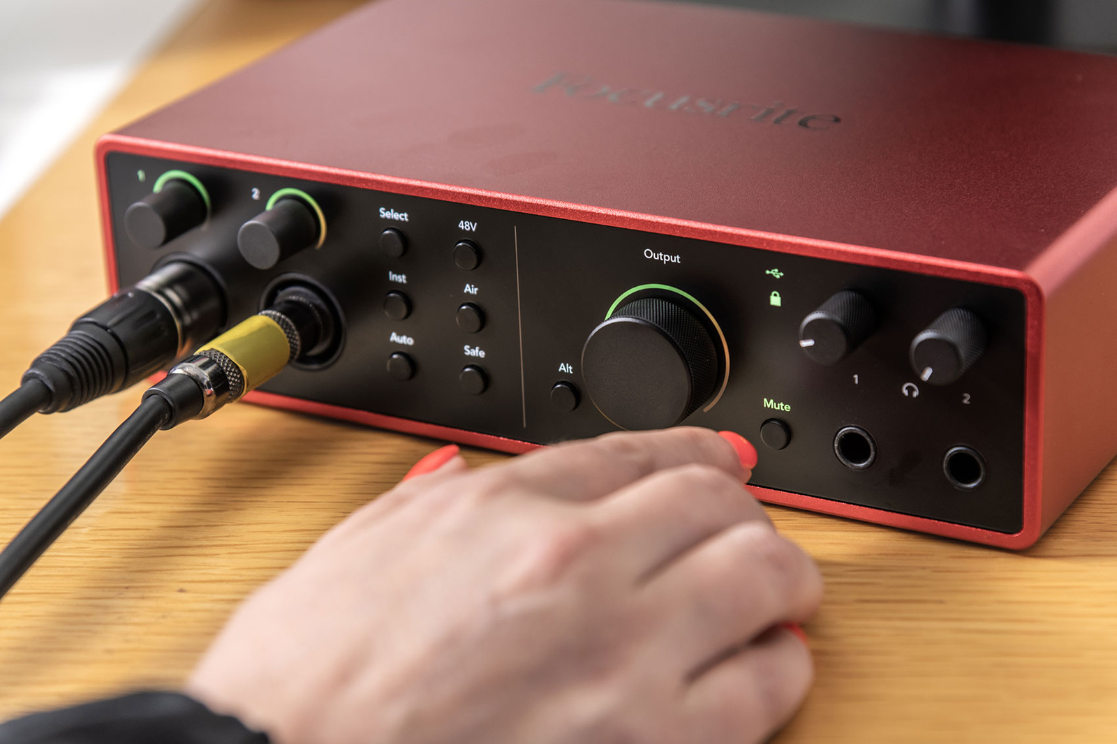 Focusrite SCARLETT 16I16 4G 4th Gen Audio Recording Interface+Studio Microphone