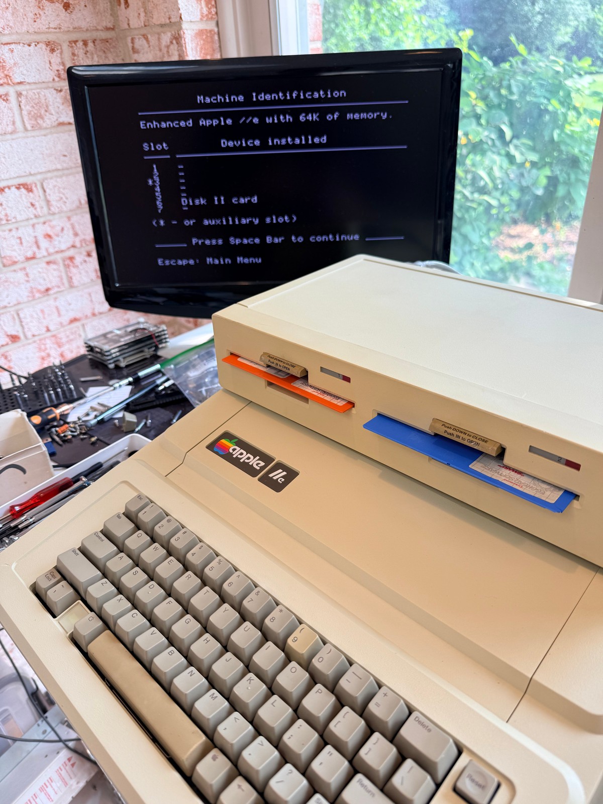 Apple IIe Enhanced Computer 128K(A2S2064) • Apple DuoDisk (A9M0108) • Working
