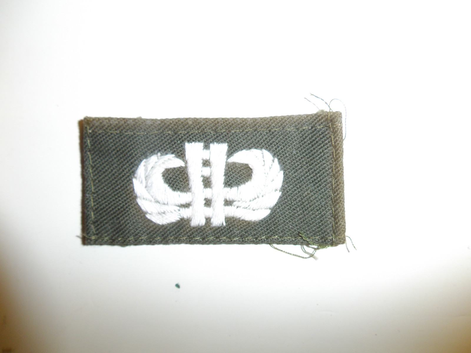 b1915 RVN Vietnam Vietnamese Reconnaissance Qualification Badge OD white IR4A17