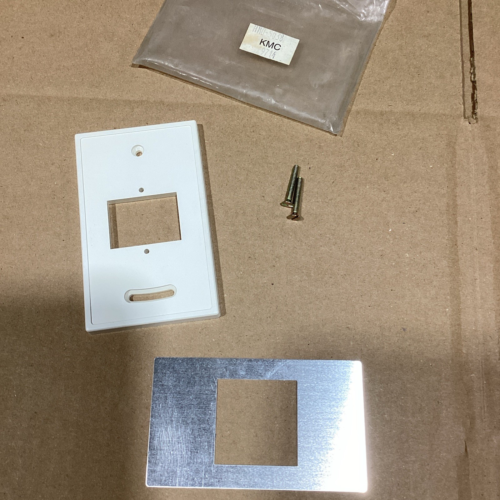 KMC CONTROLS HMO-5038 WHITE HORIZONTAL BACKPLATE KIT Nos