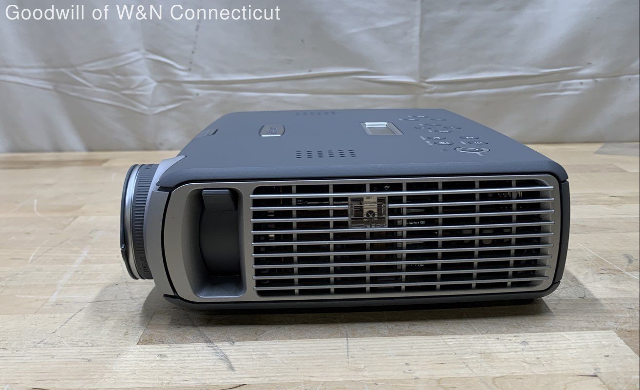 InFocus LP600 Portable DLP Digital Projector With Case Cables Tested Powers On