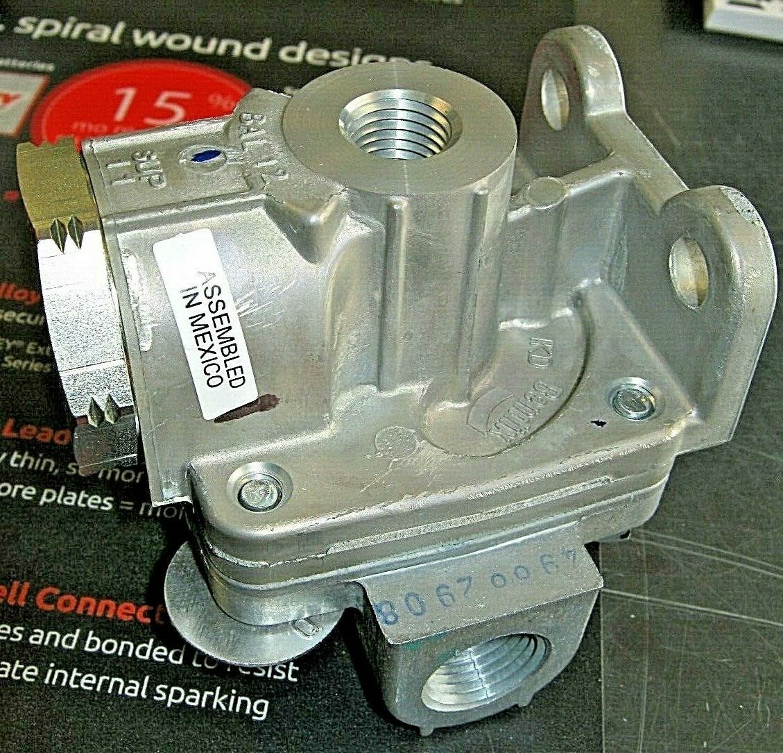 ~  NEW  GENUINE  BENDIX  QR - 1C  QUICK  RELEASE  VALVE  ~  109094