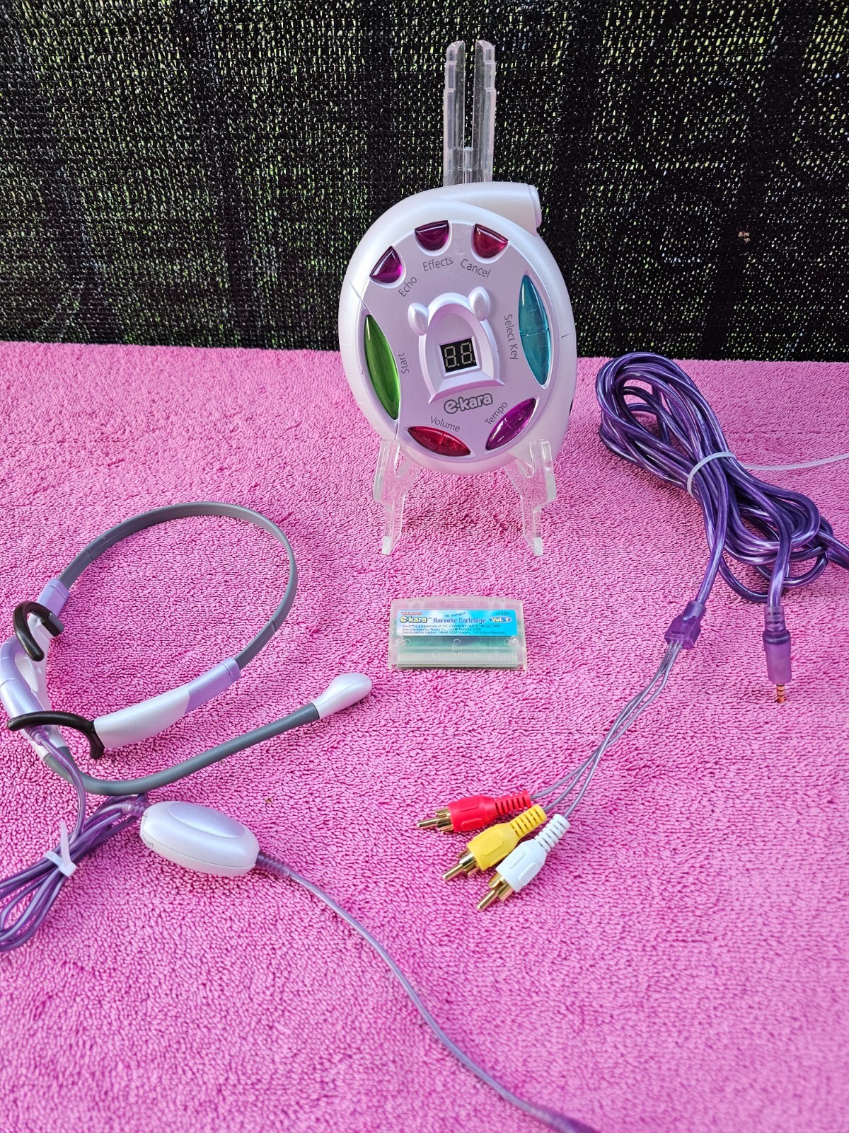 E-Kara Real Karaoke Pro Handset Plug & Play TV Video Game Console - Pink