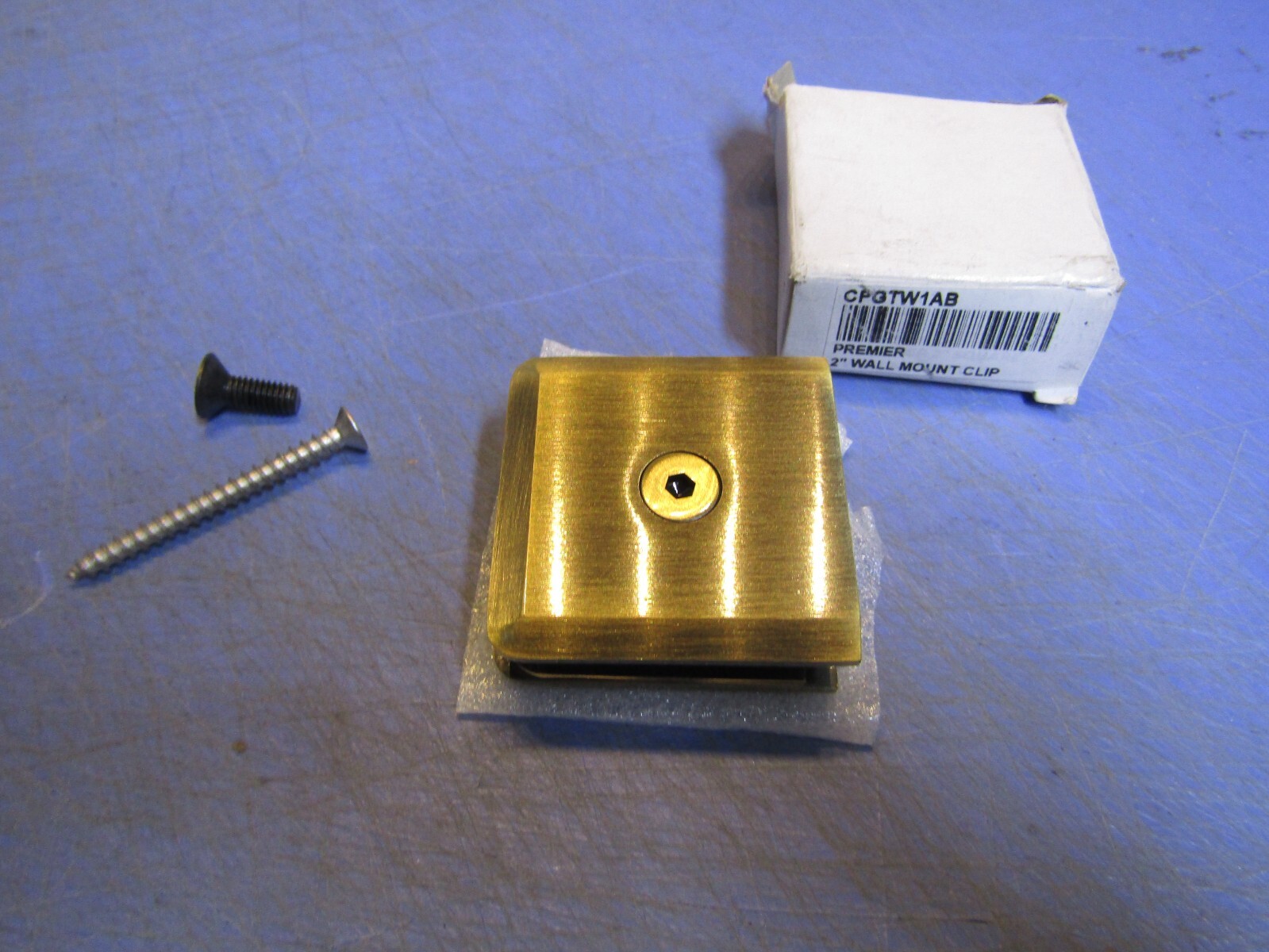 1 – USH Premier Series Antique Brass CPGTW1AB Wall Mount Glass Clip. NEW in Box