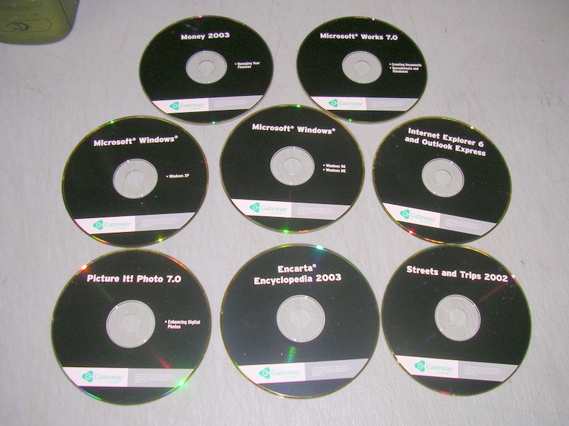 Lot of 8 Vintage Microsoft Instal Discs (XP, Works, Money, Encarta, Internet Exp