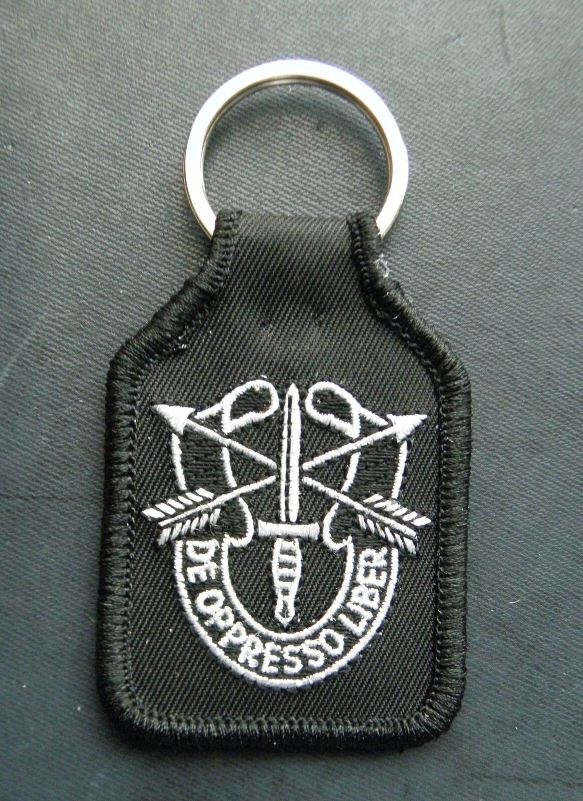 SPECIAL FORCES ARMY DE OPRESSO LIBER EMBROIDERED KEY RING 2.75 X 1.8 INCHES