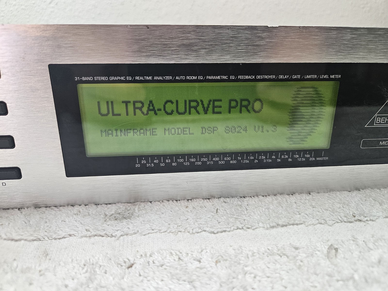 BEHRINGER ULTRA CURVE PRO DSP 8024