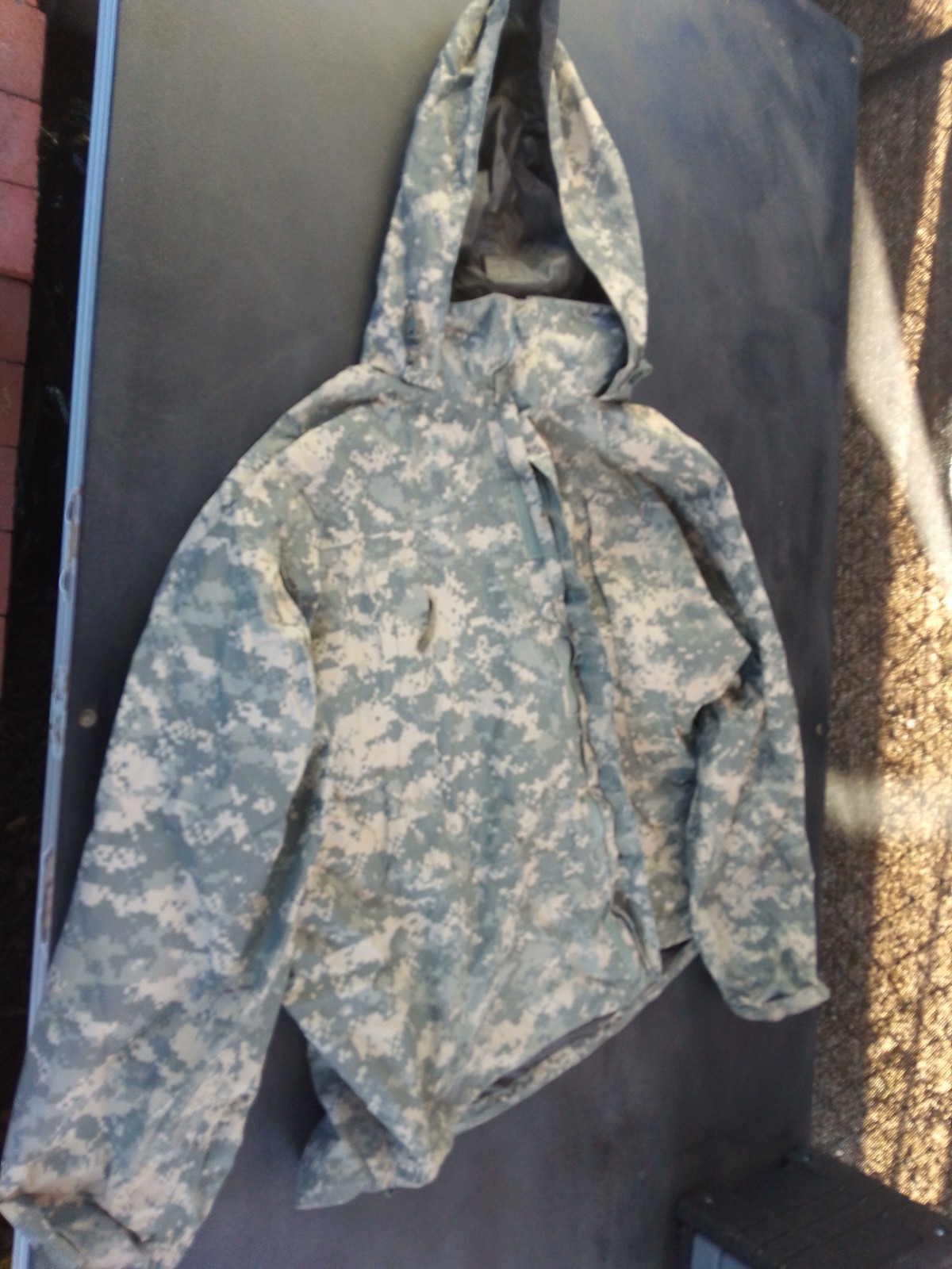GENUINE US MILITARY ISSUED ARMY COLD WEATHER JACKET. SIZE: LARGE -REGULAR. USED