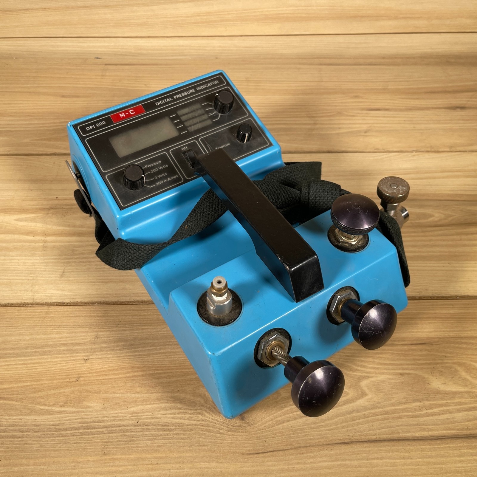Druck DPI 600 Digital Pressure Indicator Black & Blue Portable 200-Volt For Part