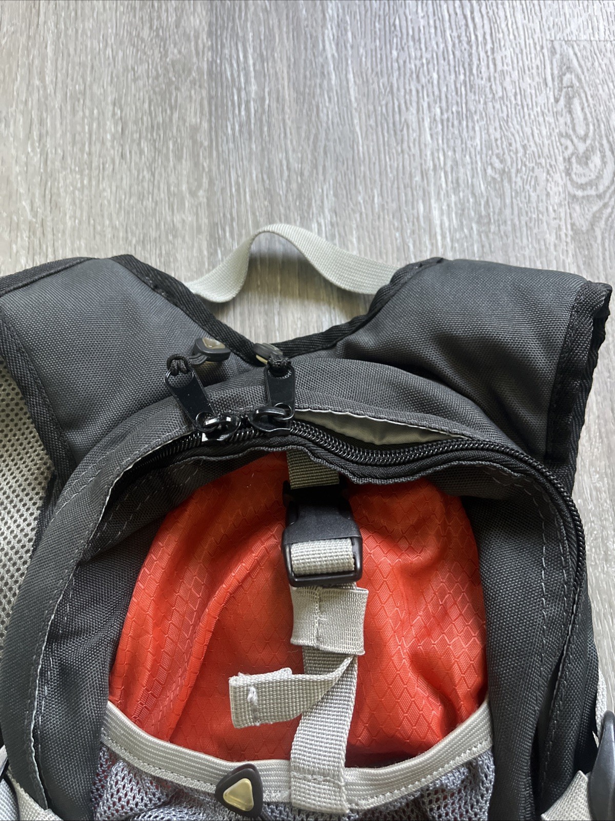 Bass Pro Shops XPS 2 L 68 Oz Rip-Stop Hydration Backpack + Bladder ORANGE BLACK