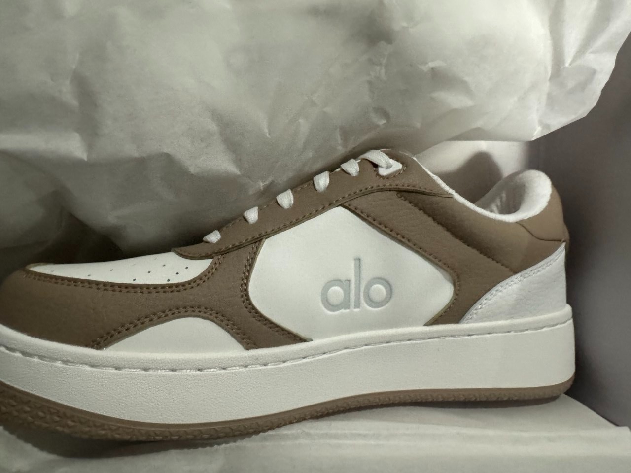 NEW Alo Yoga X 01 Classic Recovery Mode Sneaker – Gravel/White – 9W / 7.5M