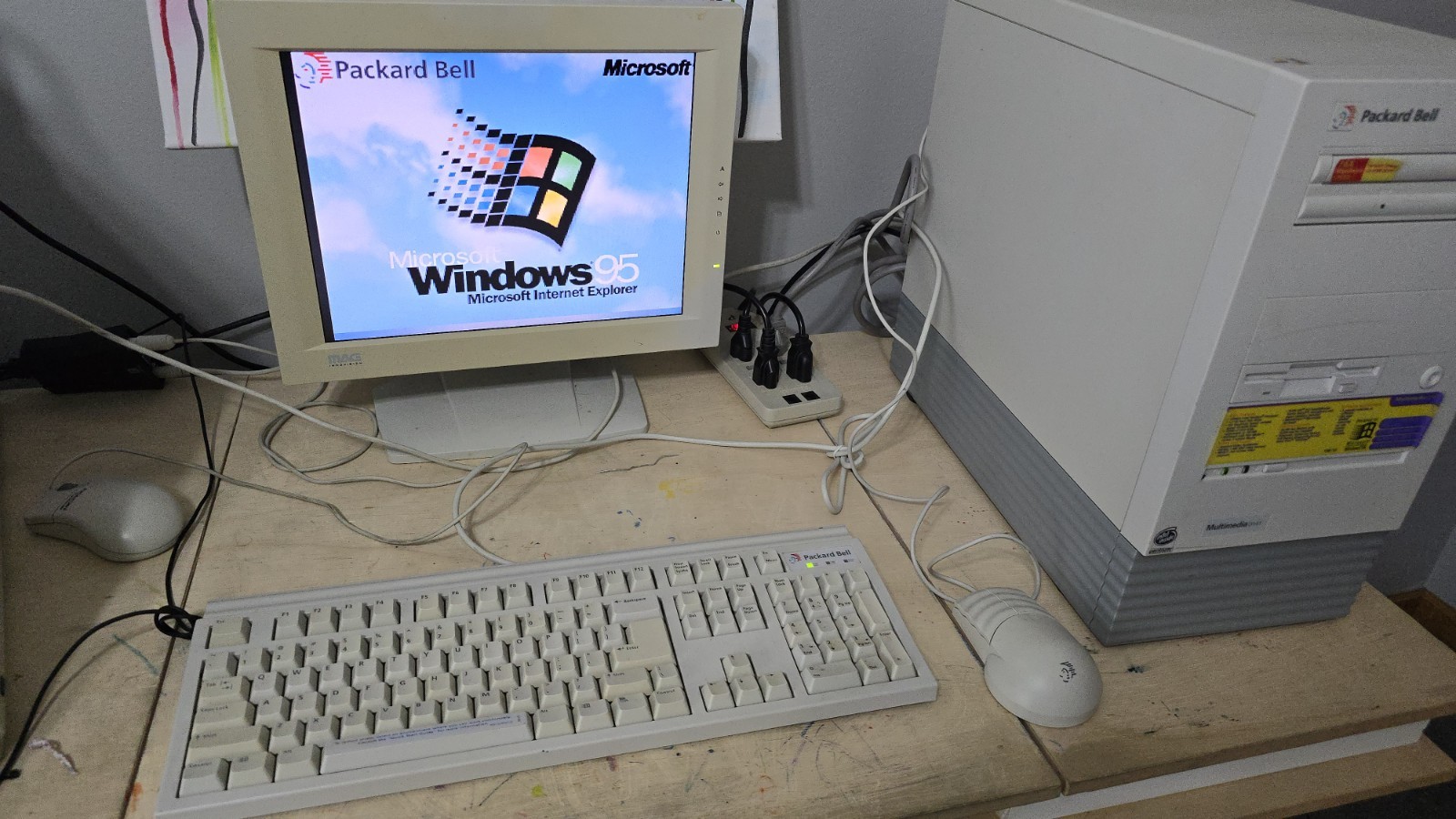 Packard Bell Multimedia D141 Vintage PC Pentium 133 MHz 16 MB Ram 1.7GB HD W/ 95