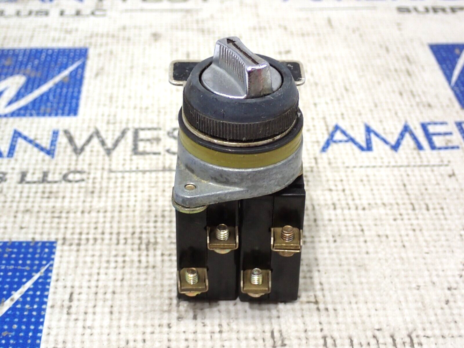 GE 3 Position Maintain Selector Switch With 2) CR2940U201 Contact Blocks