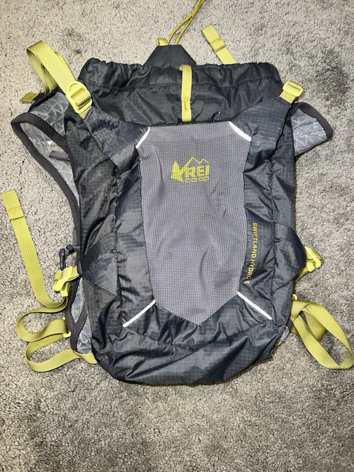 REI Swiftland Hydro 5 Hydration Pack 5L Gray/Yellow Reflective