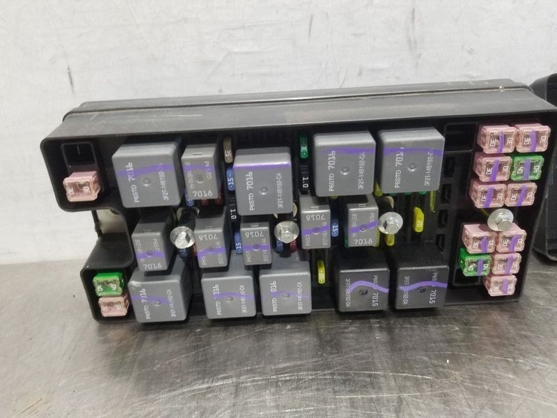 2005-2006 Ford Mustang Engine Fuse Box Assembly OEM