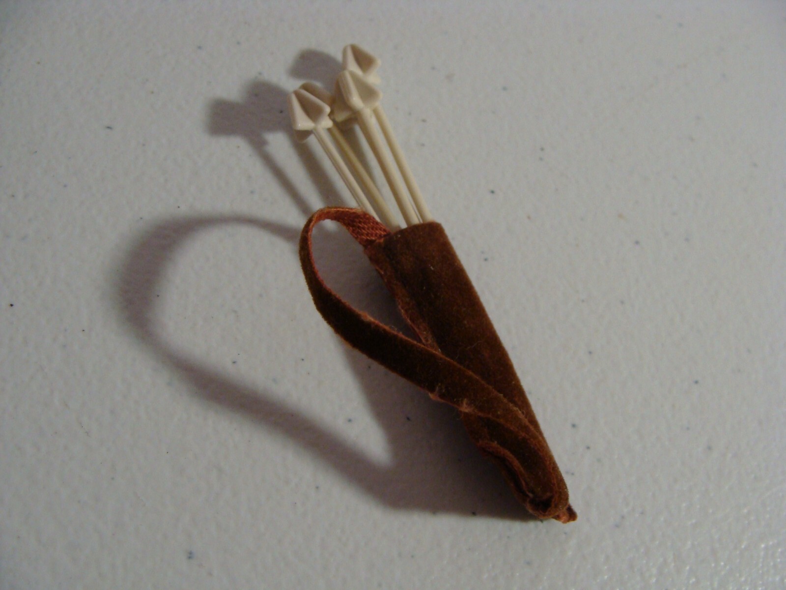 ROBIN HOOD 5 ARROWS AND QUIVER