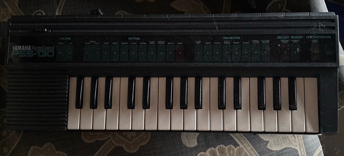 Yamaha PortaSound PSS-130 Electronic Keyboard Piano ( UNTESTED & No Cord )