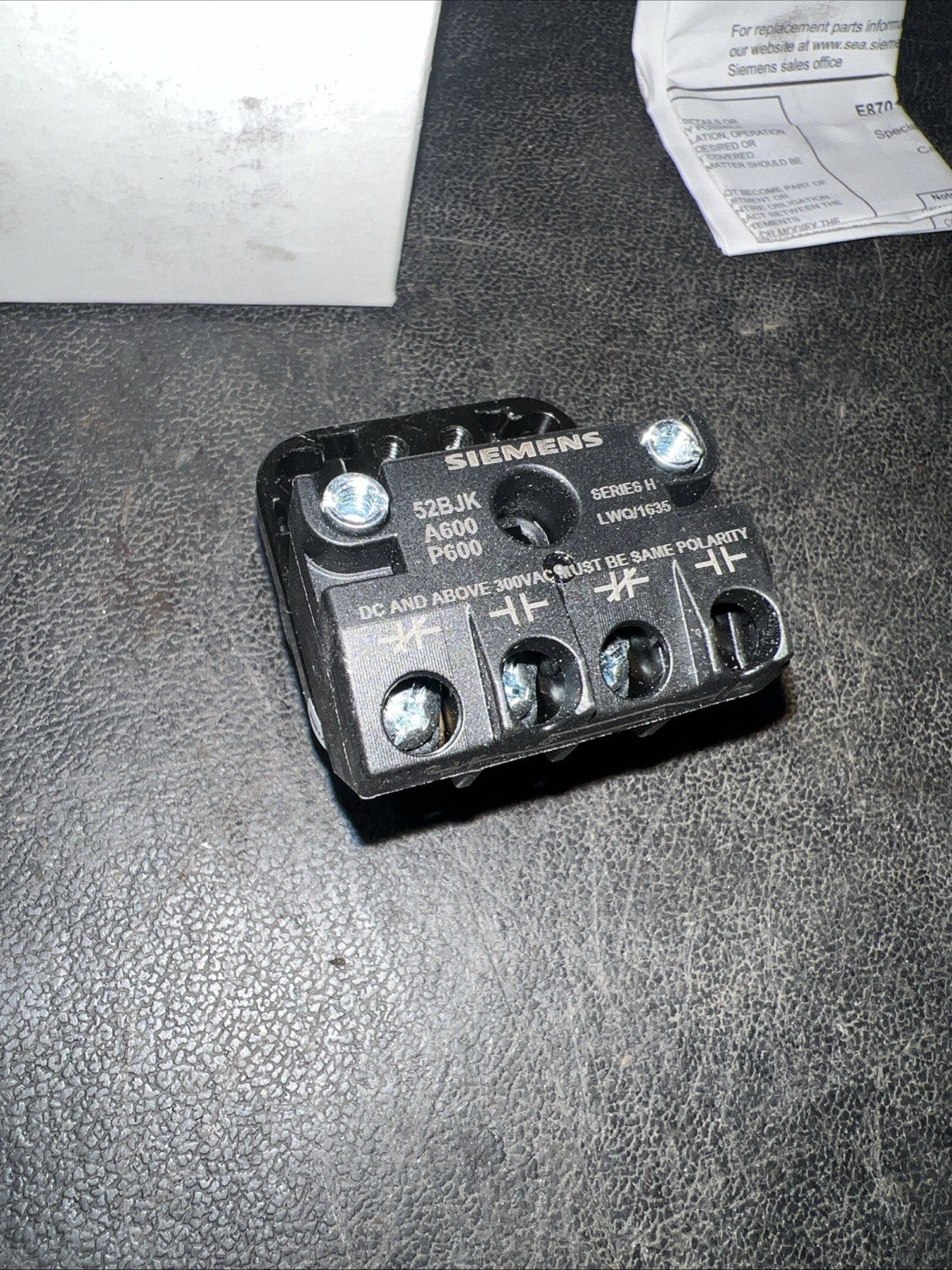 SIEMENS 52PX8A1A Non-Illuminated Push Button,30mm,Epoxy