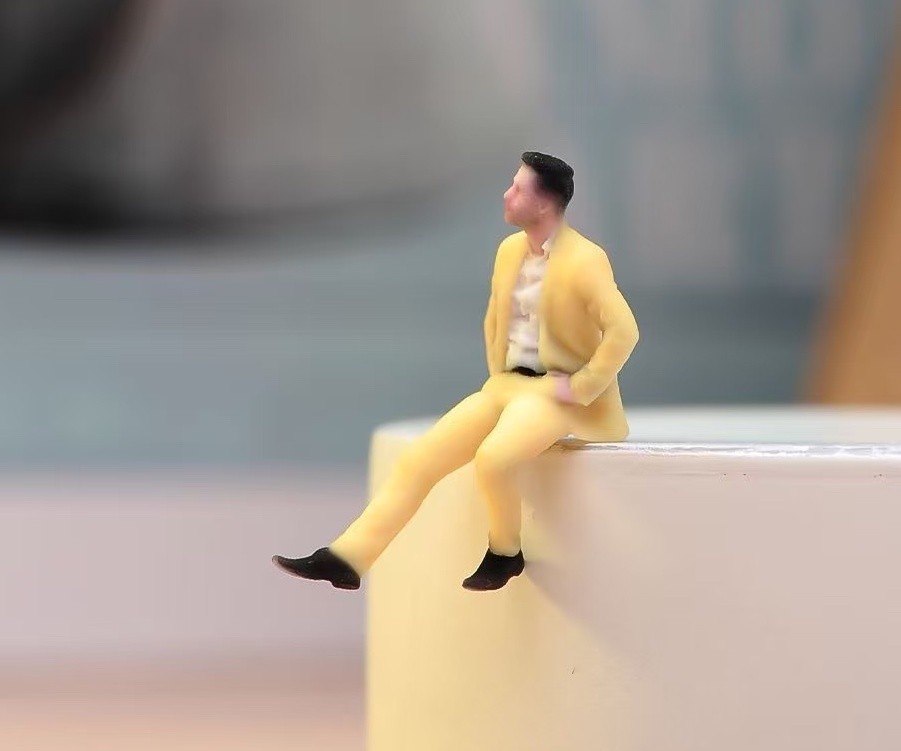 1:64 Painted Figure Model Miniature Resin Diorama Sand Suit Man Sitting Yellow