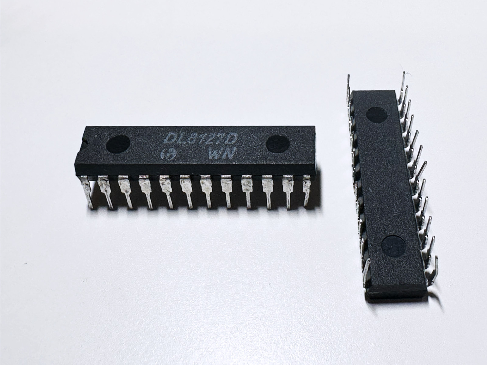 2PCS DL8127D RFT System Clock Generator Controller IC Z8000-compatible DIP-24