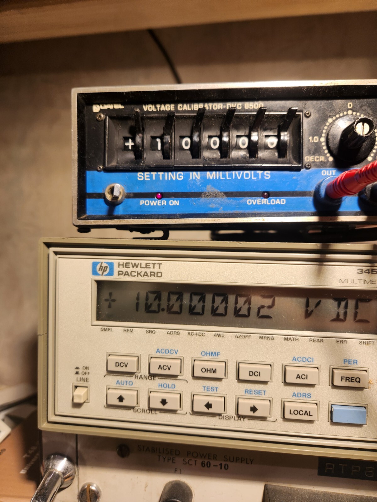 Datel high precision voltage source calibrator DVC-8500 A power 230V AC 4.5digit