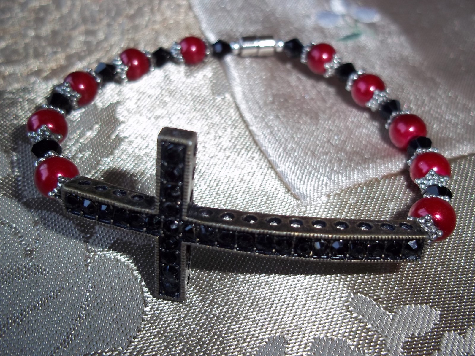 7 1/2 in RED Pearl & BLACK Crystal Bead Cross MAGNETIC Clasp Bracelet  L-09