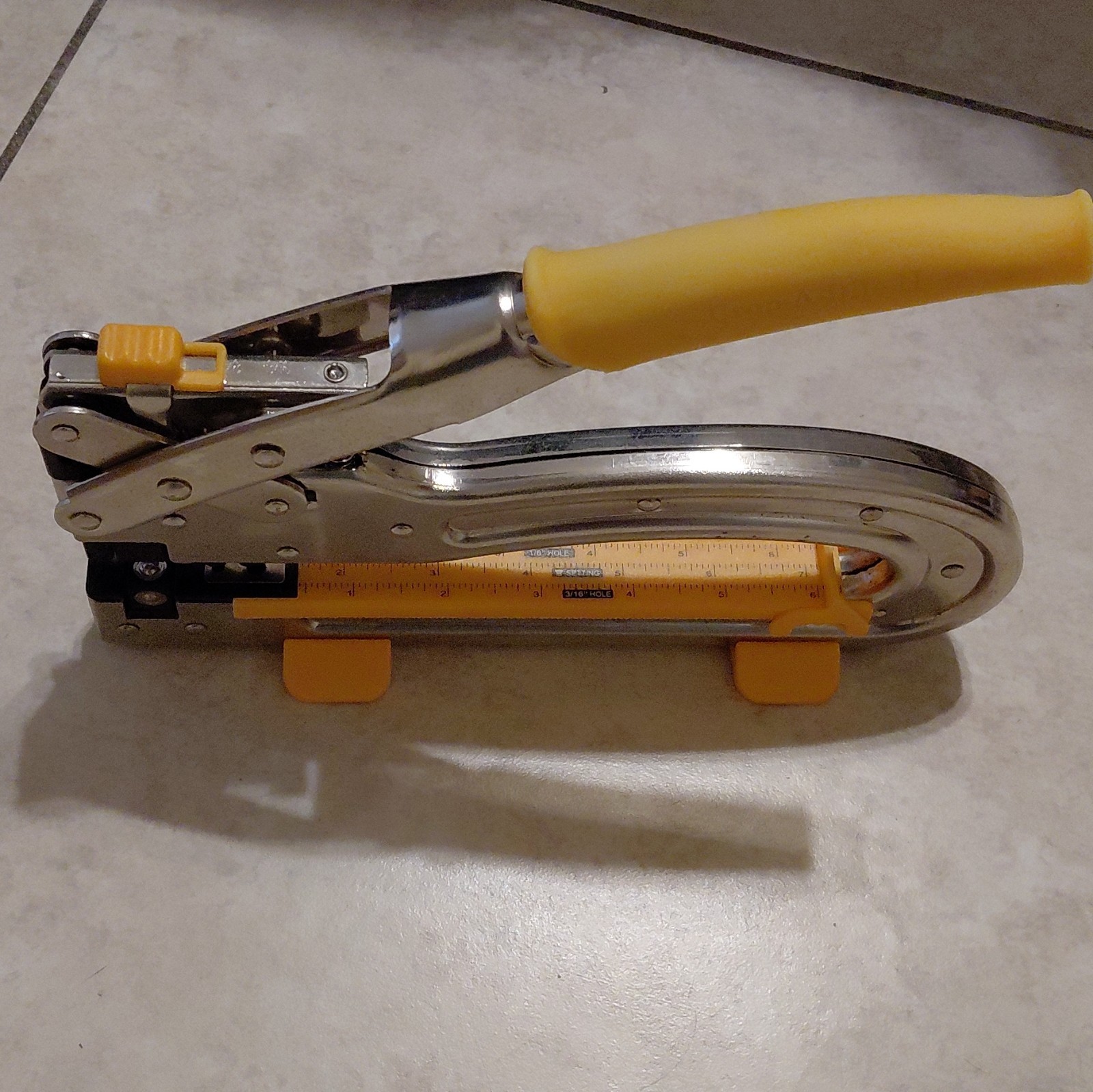 Crop A Dile II Big Bite We R Memory Keepers Hole Punch 6" Reach Tool Pre-owned