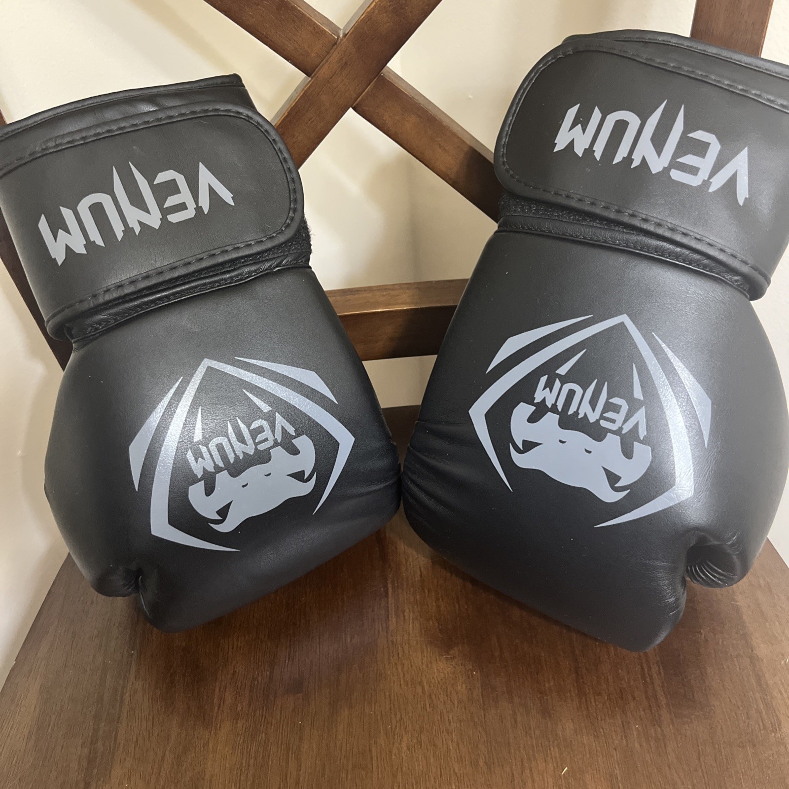 Venum Classic Boxing Glove Unisex Black 8 oz, EUC