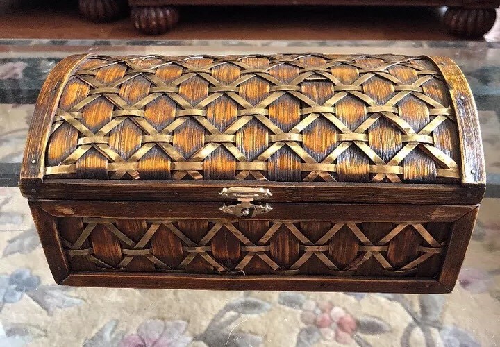 VINTIQUEWISE Wicker Wood Box With Metal Latch & Cross Hatched Silvertone Design.