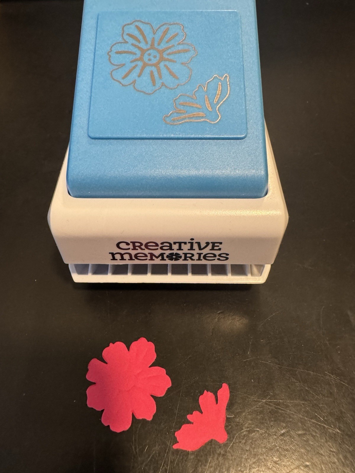 Creative Memories - Embossed Blossoms - Decorative Punch - Promo Limited