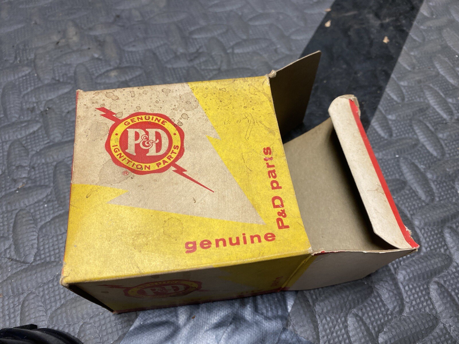 NOS P & D Bendix Distributor Cap AU-110