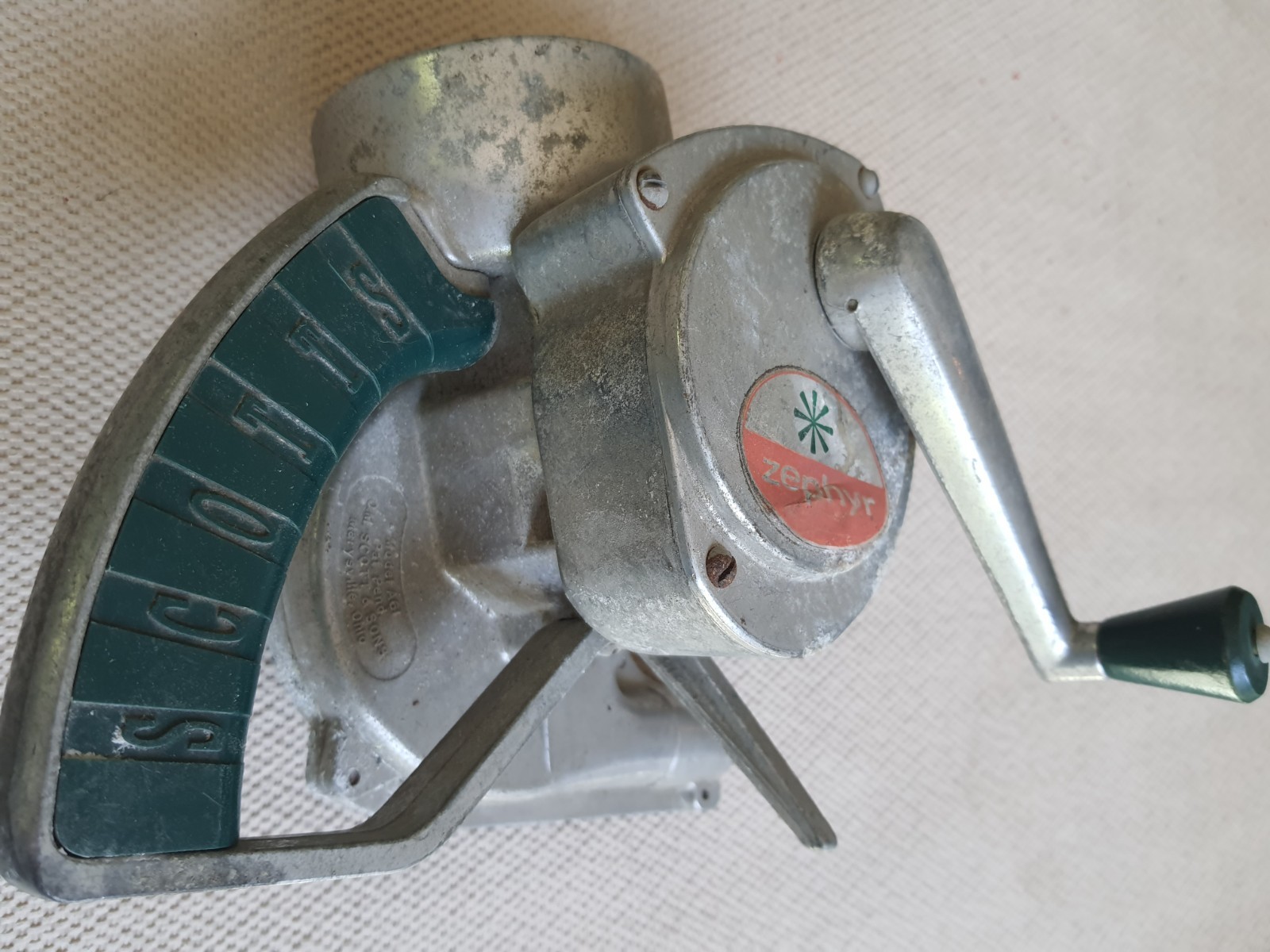 Vintage SCOTTS ZEPHYR Crank Duster Seeder