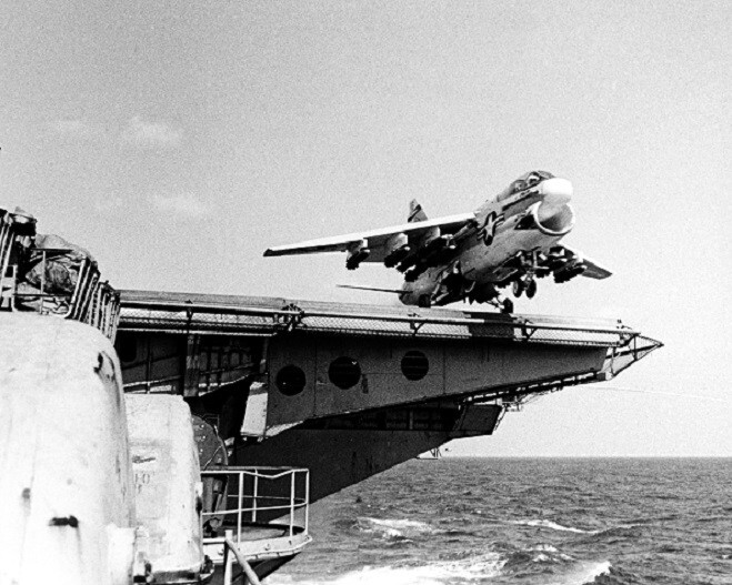 A-7 Corsair launched from Aircraft Carrier USS Ranger Vietnam War 8x10 Photo 744