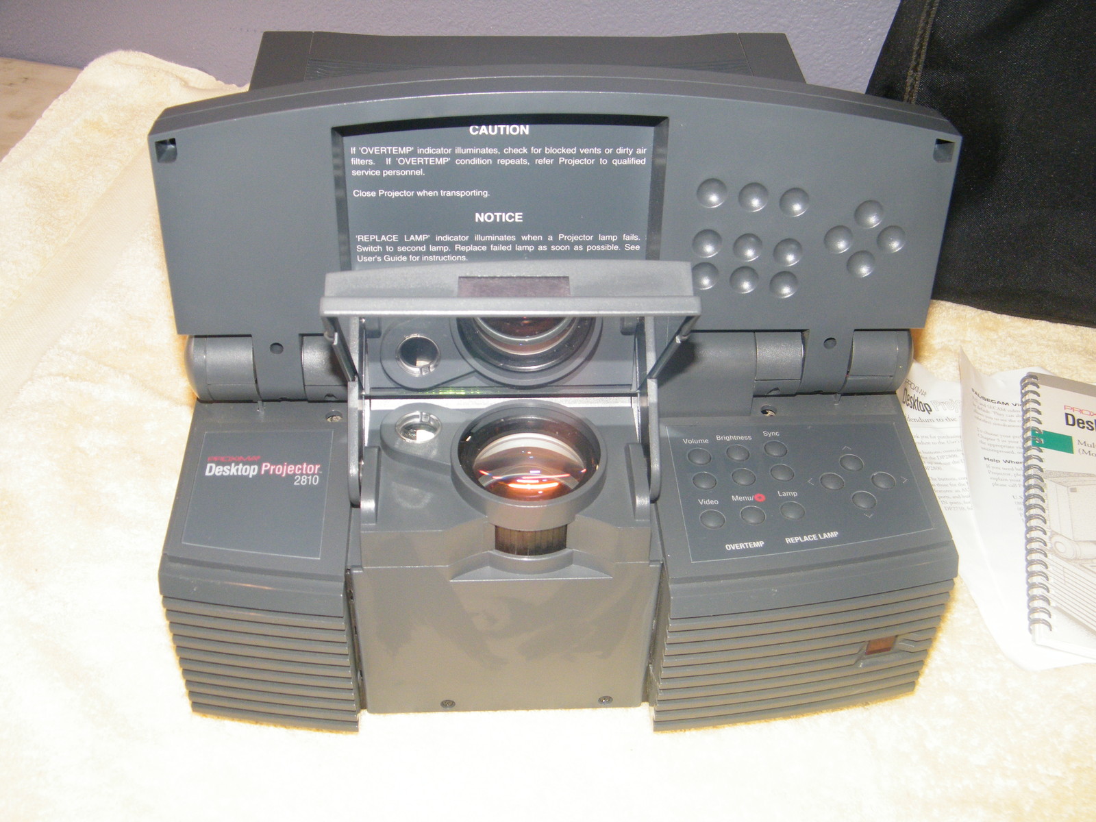 PROXIMA DESKTOP MULTIMEDIA LCD VIDEO PROJECTOR MODEL 2810 / CASE & NEW BULBS!