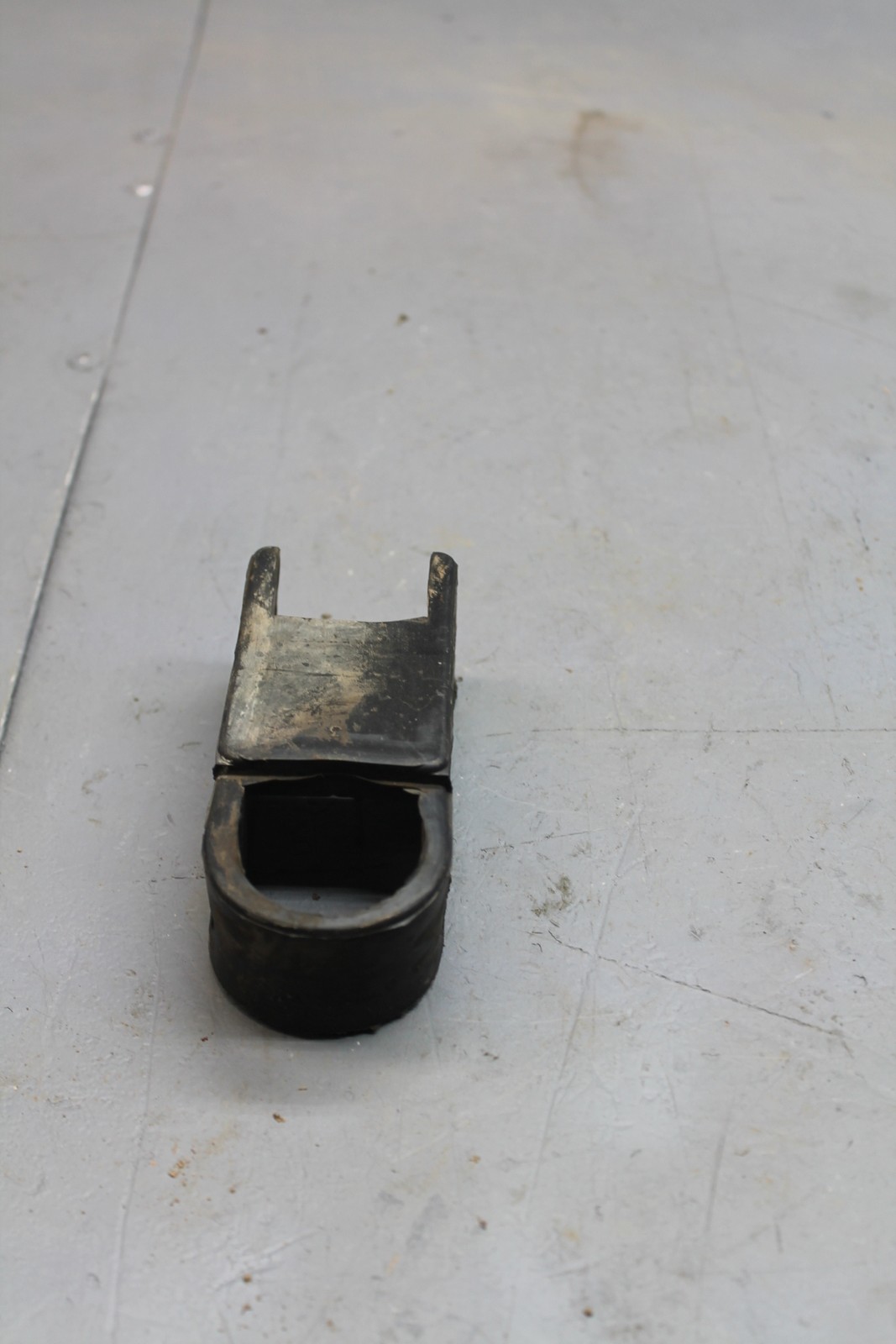 1982 SUZUKI GS300L CHAIN GUIDE