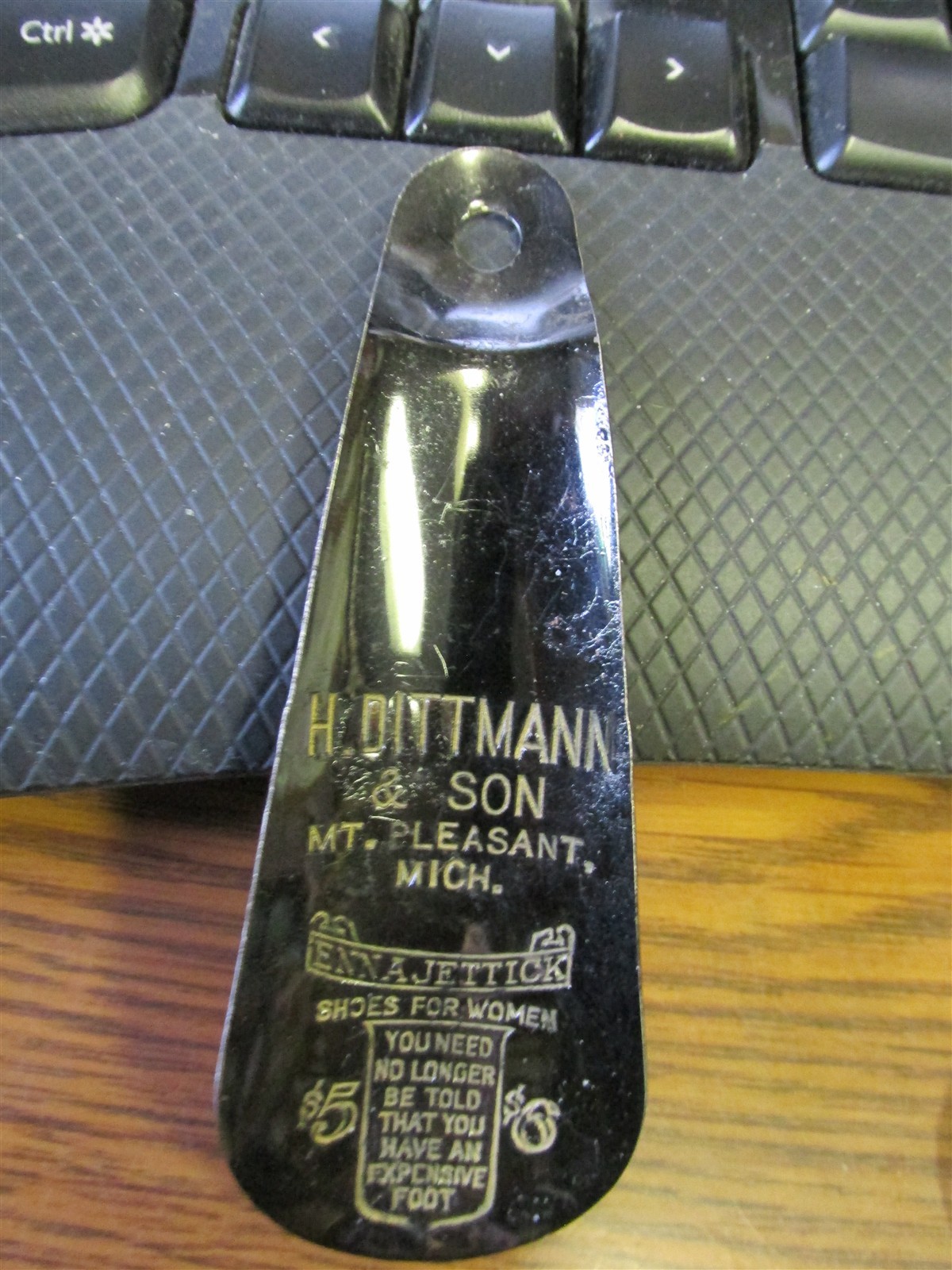Mt. Pleasant, Mich. H. Dittmann & Son Enna Jettick Shoes Women metal shoe horn