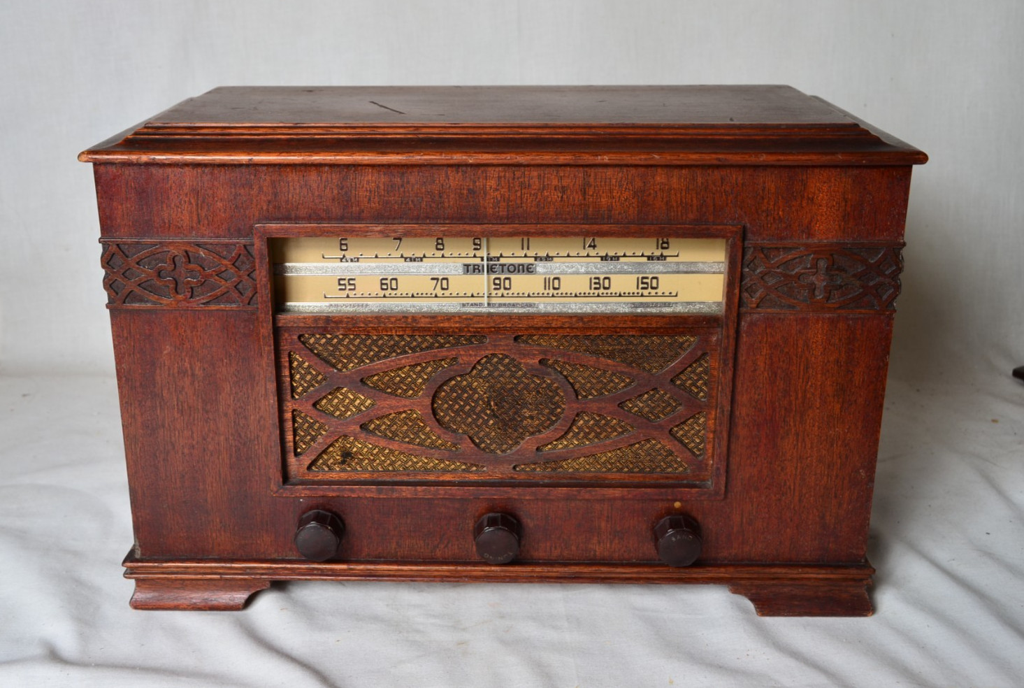 Rare! Vintage Truetone D-1117  Wooden Case Tabletop Radio - Working!