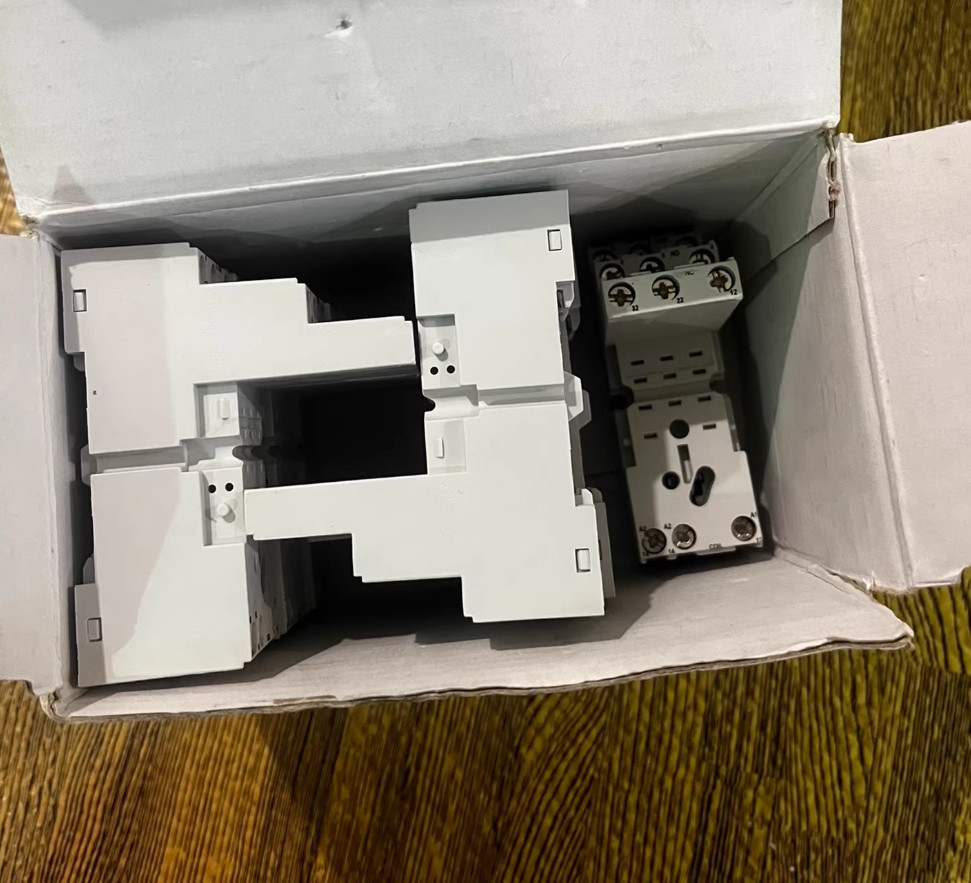 1PC NEW ABB Relay base CR-M3LS #LL