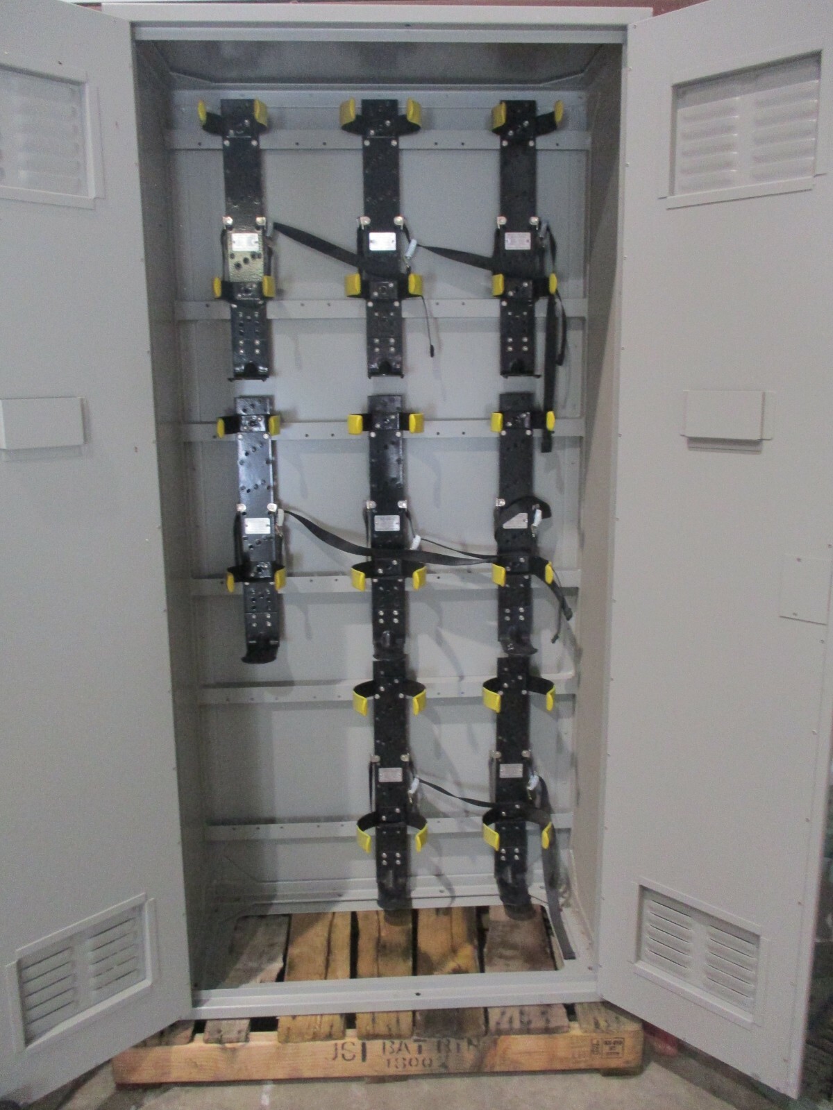 ZIAMATIC CORP.  8 EACH, WALKAWAY BRACKETS MODEL KD-UH-6-SFPHS IN CABINET.