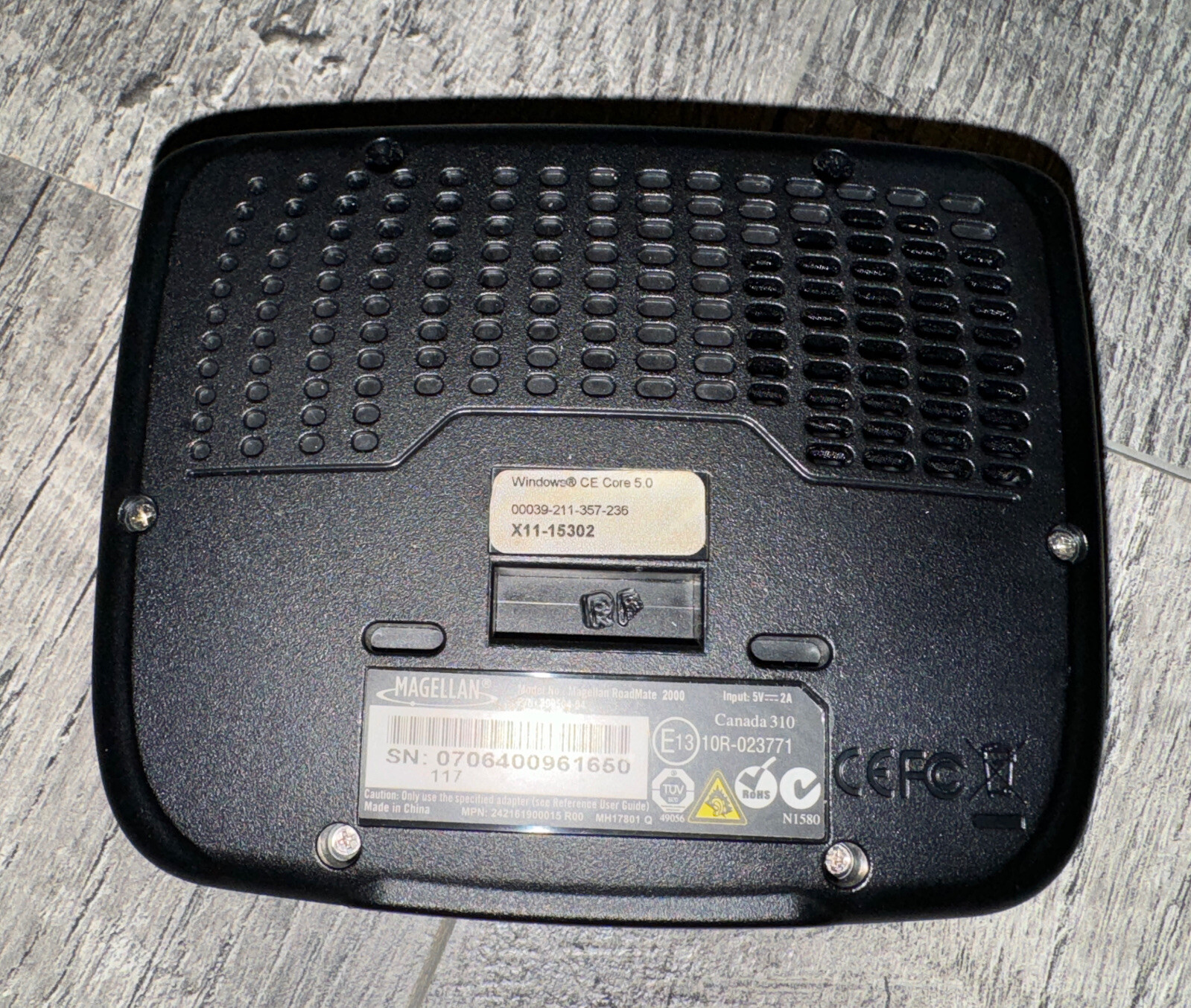 Magellan RoadMate 2000 GPS w/ Car Charger, Manual, Software, & Windshield Mount