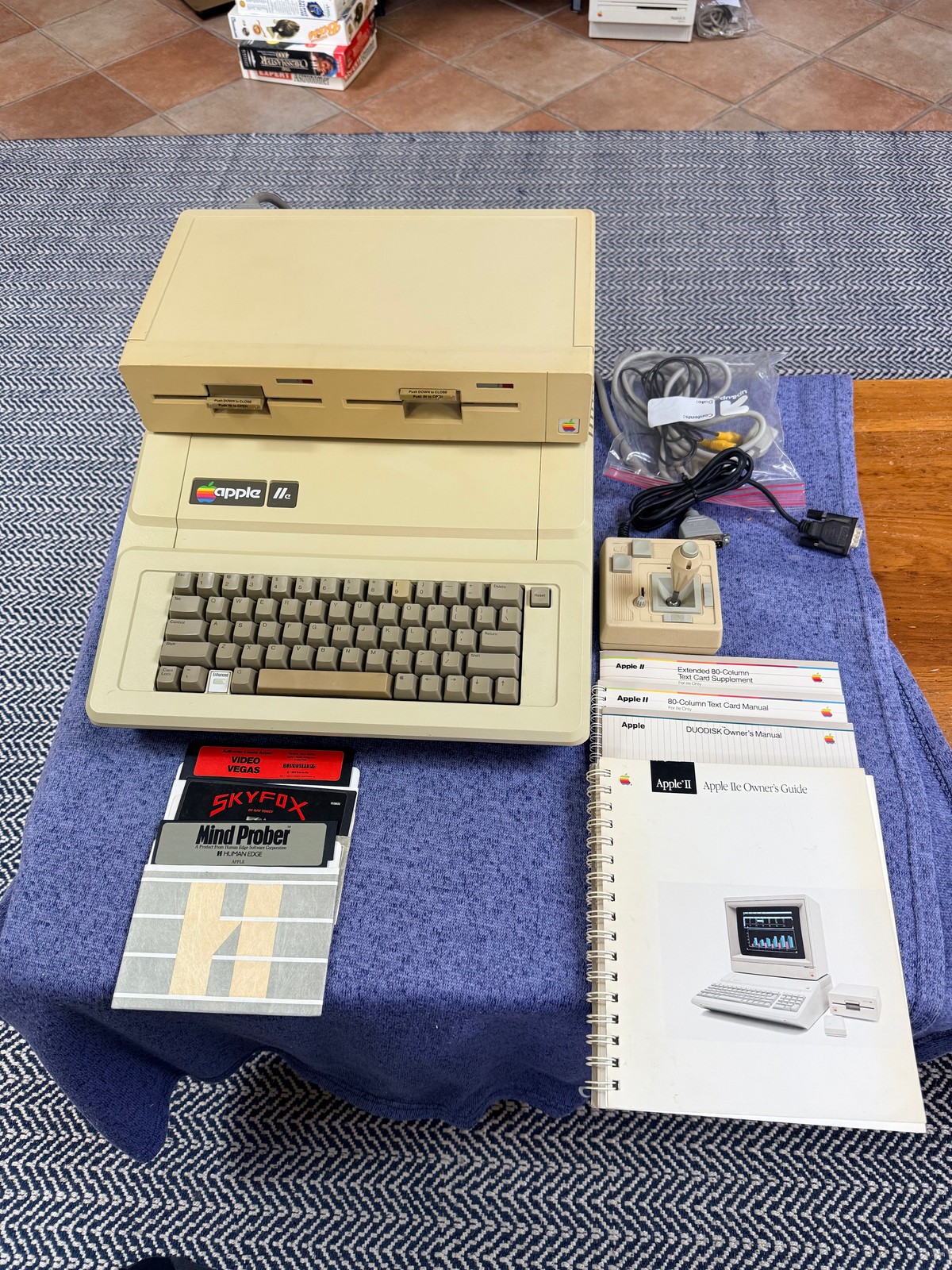 Apple IIe Enhanced Computer 128K(A2S2064) • Apple DuoDisk (A9M0108) • Working