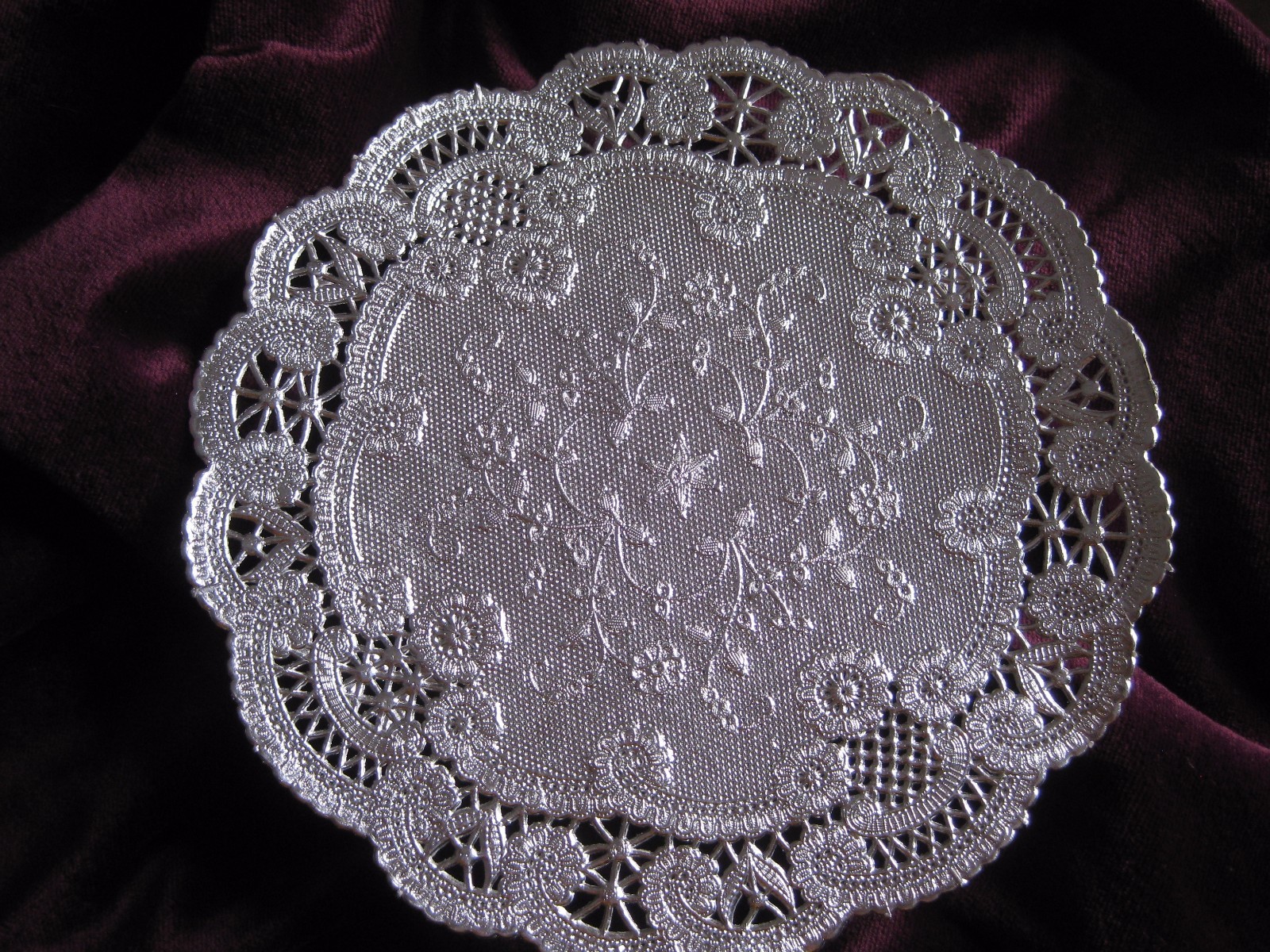 100 pcs vtg 6" INCH ROUND SILVER FRENCH LACE FOIL PAPER DOILY CRAFT CARD RETIRED