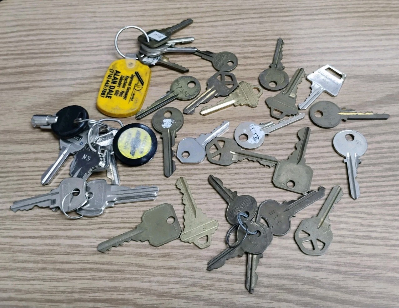 MIXED LOT OF 34 USED CUT KEYES
